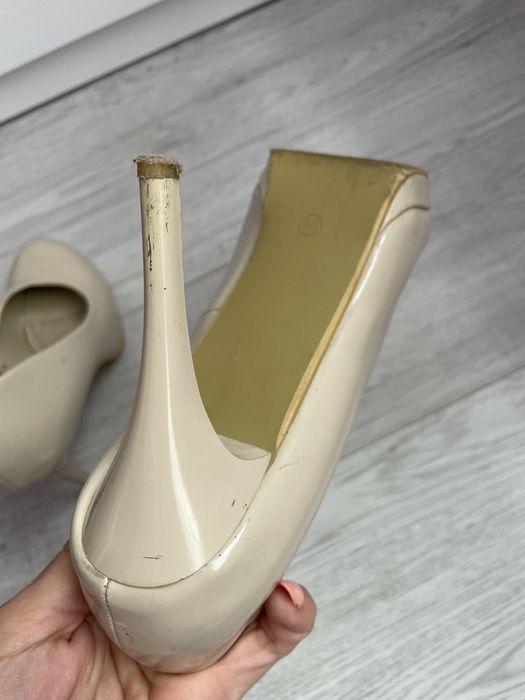 Beżowe szpilki, buty na obasie