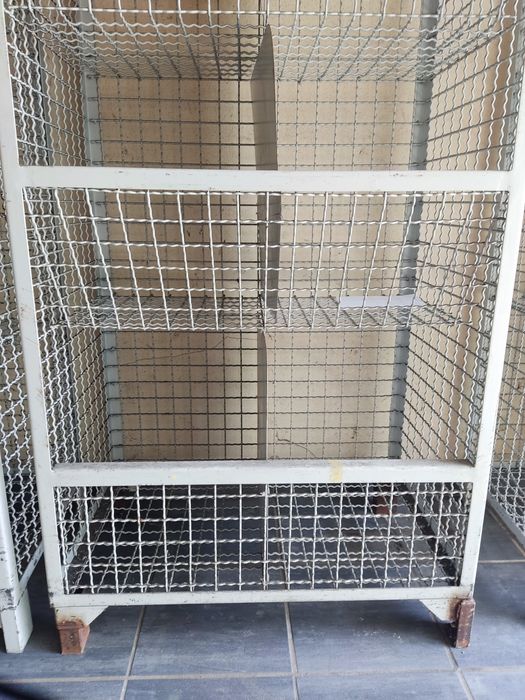 Armário aberto com divisórios em ferro design industrial