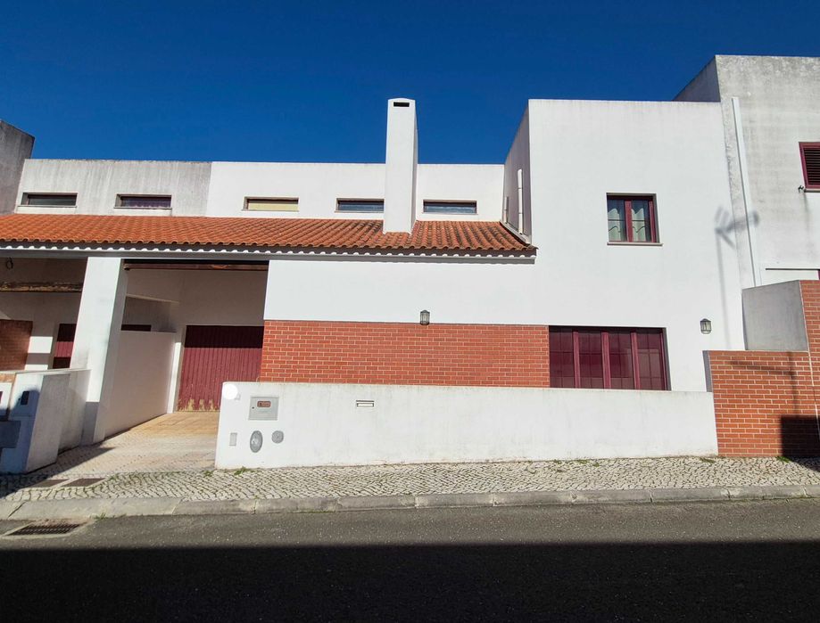 Vende-se moradia T4 com quintal e garagem