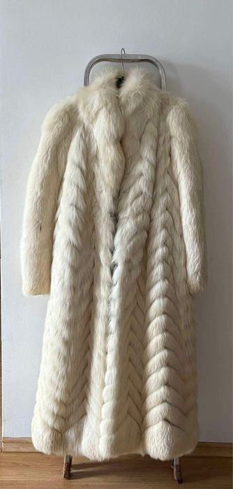 Futro dłgie z białego lisa,piękne.