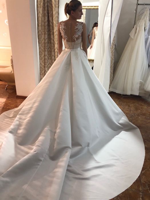 Вишукана весільна сукня