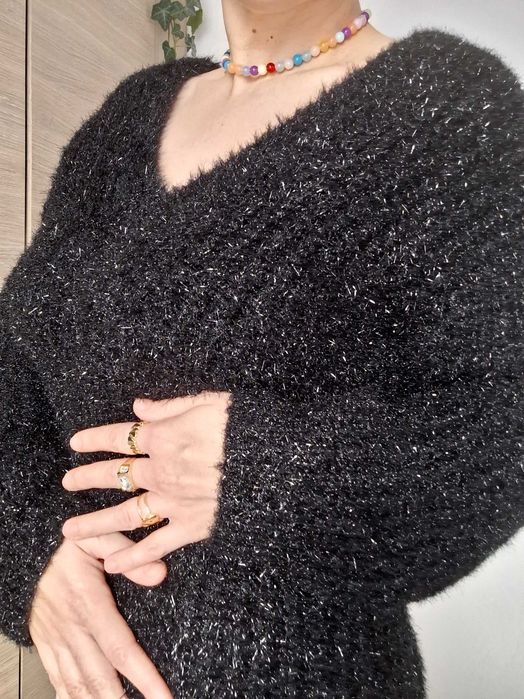 Czarny sweter z połyskującą nitką S