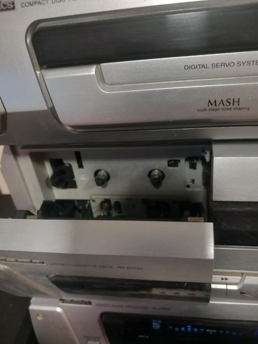 Aparelhagem tecnics toda funcional  as colunas não são originais  mas com um bom som