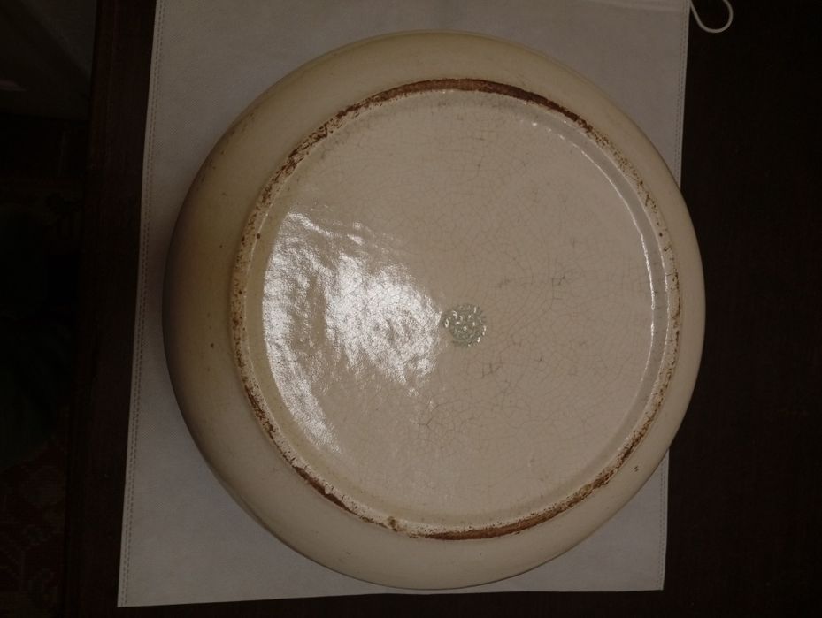 Pote em faiança branco com pinturas verdes