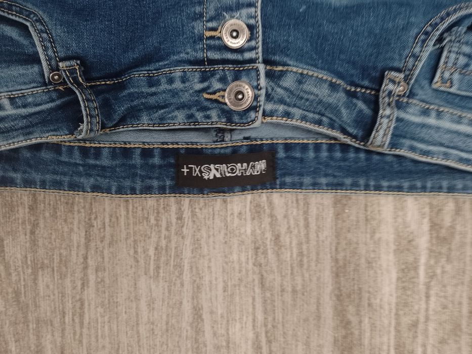 Sprzedam damskie spodnie jeansowe rozmiar XL.