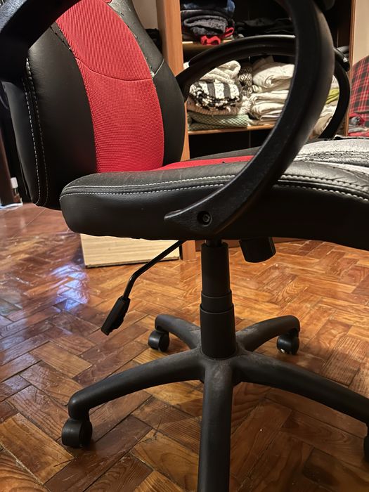 Cadeira gamer/secretária preta e vermelha – usada