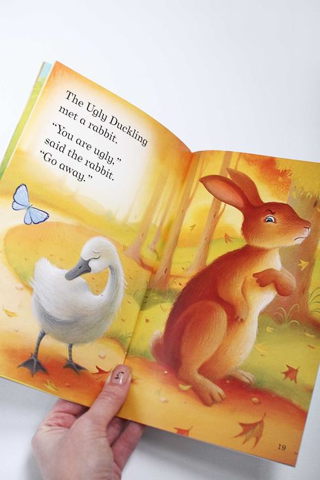 книга Гидке каченя з дуже гарними малюнками (англійською)