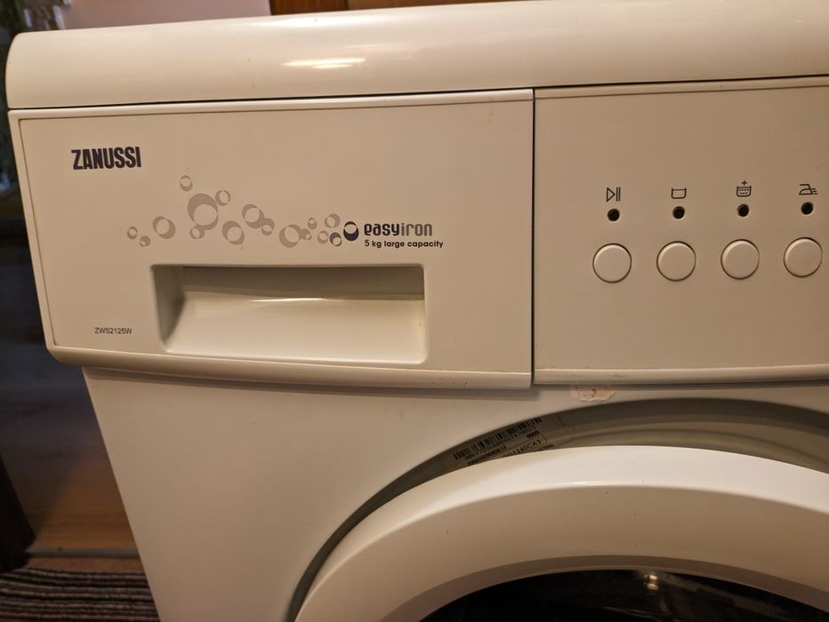 Продам стиральную машину Zanussi ZWS2125W