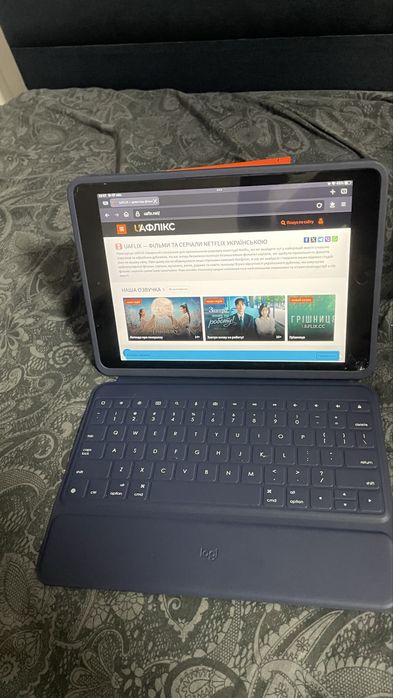 Apple iPad + Чохол-клавіатура Logitech Combo Touch (в ідеальному стані)