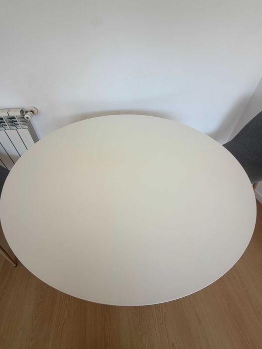 Mesa de jantar redonda extensível + 4 cadeiras