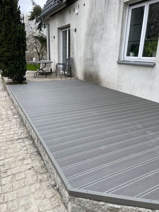 Solidny taras z deski kompozytowej.