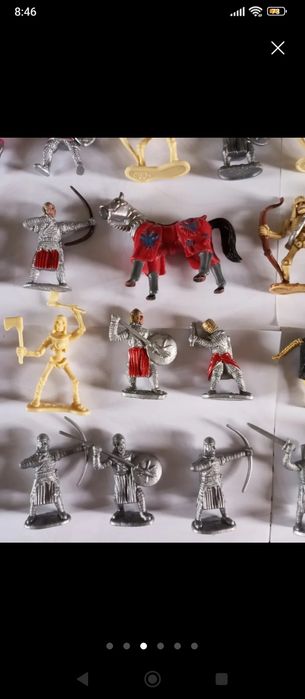 Lote de figuras medievais antigas
