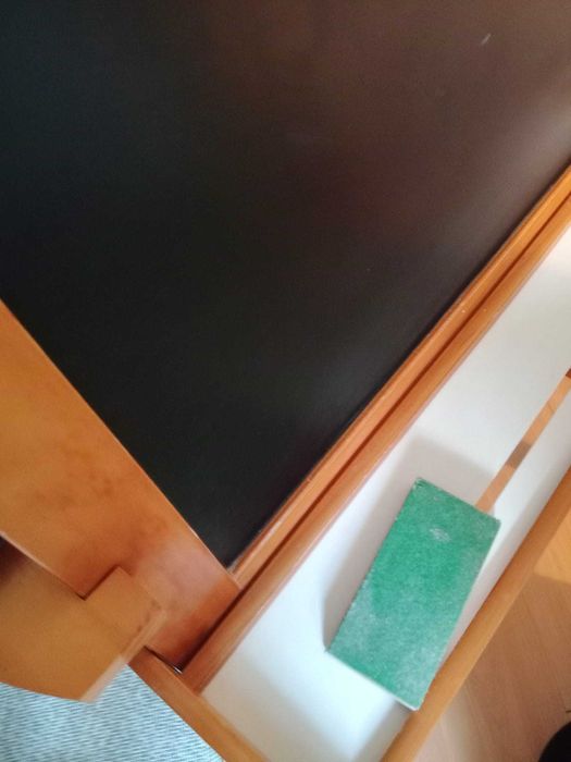 Quadro de giz e rolo papel, em madeira