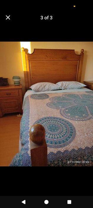 Cama casal em madeira maciça + 2 mesas de cabeceira