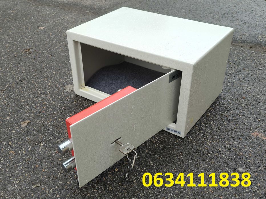 Сейф "Арсенал".  Два ключа.  Идеальное состояние.