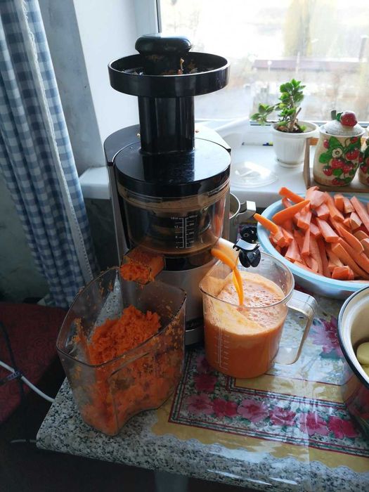 соковыжималка шнековая Omega VSJ843RS