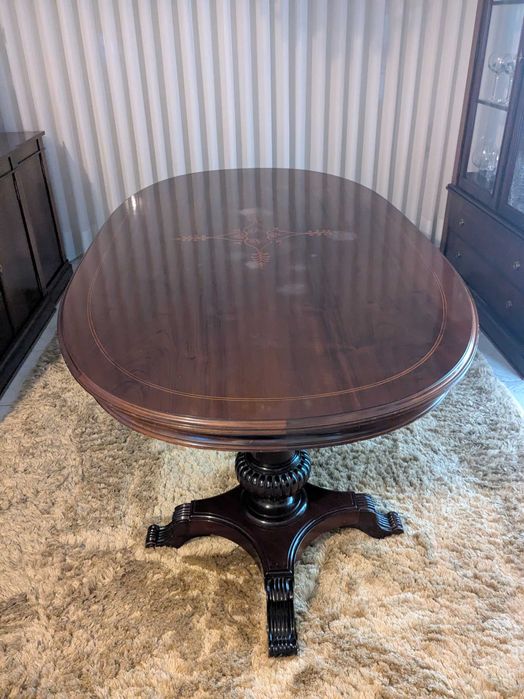 Conjunto de mesa e 8 cadeiras em madeira de cerejeira, estilo clássico