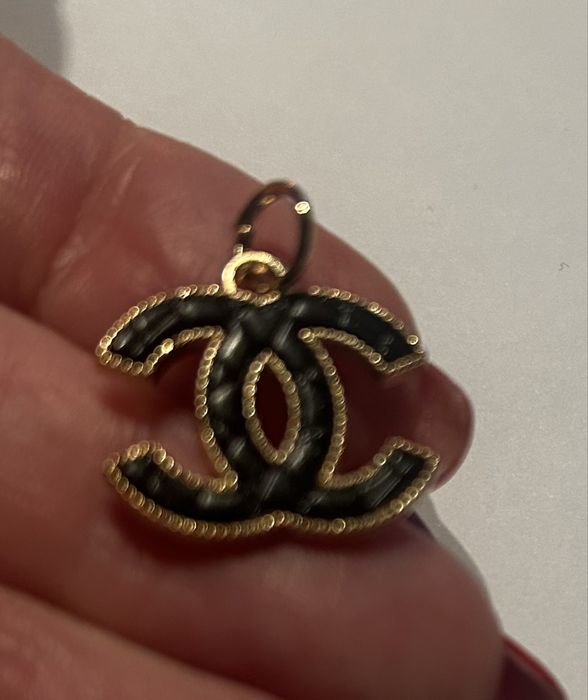 Czarno zlota logowana zawieszka, jak pikowana torebka