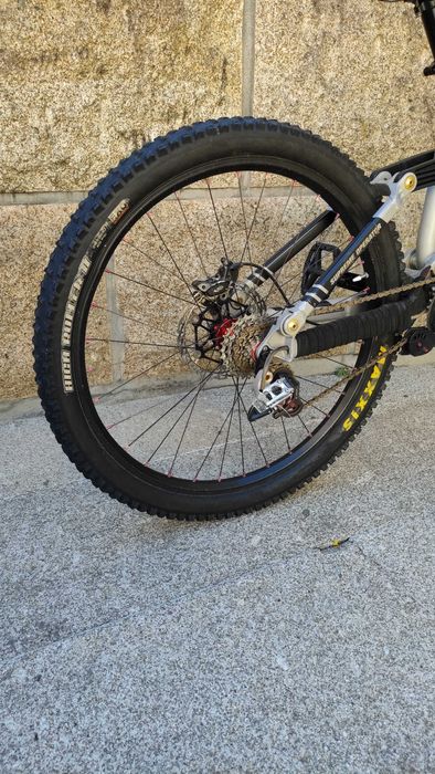 Bicicleta de downhill Kona Supreme Operator 2012