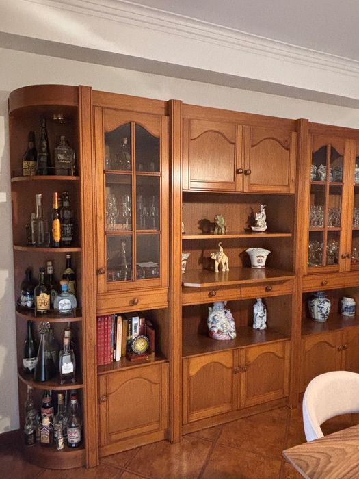 Móvel em Nogueira paga sala de jantar