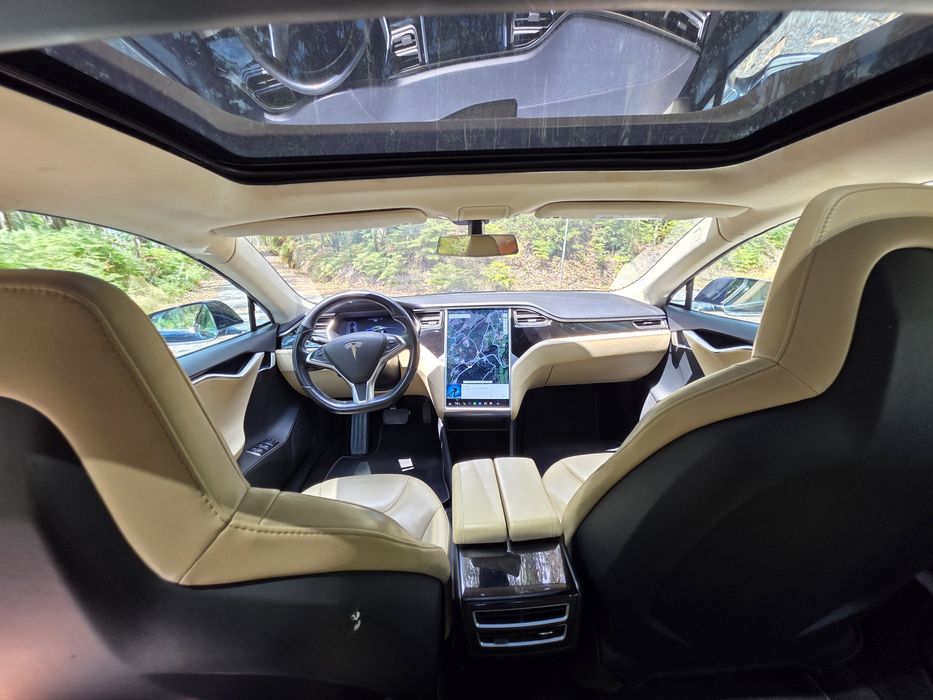 Tesla S85 carregamentos gratuitos