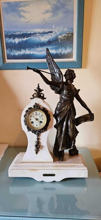 Relógio decorativo de mesa em estilo antigo, com estrutura em bronze e mármore.