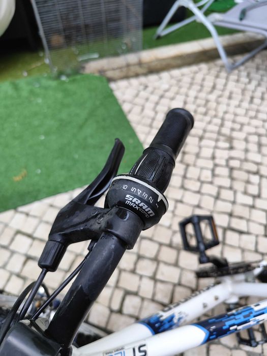 Bicicleta e criança ROCKRIDER  ST120 20" 6-9 ANOS branco e azul