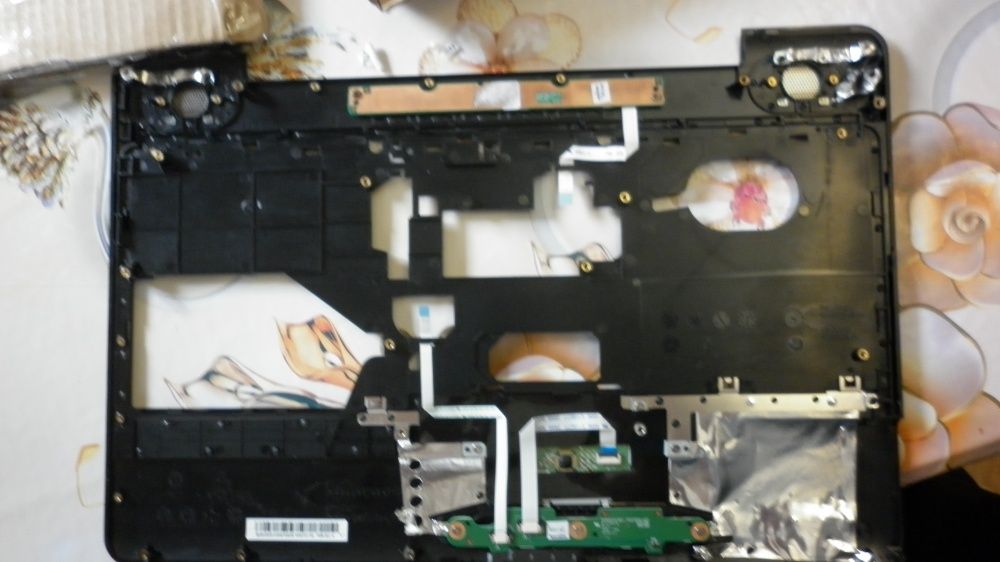 Крышка корпуса Toshiba 505,500 ( матрицы, тачпада , верхняя )