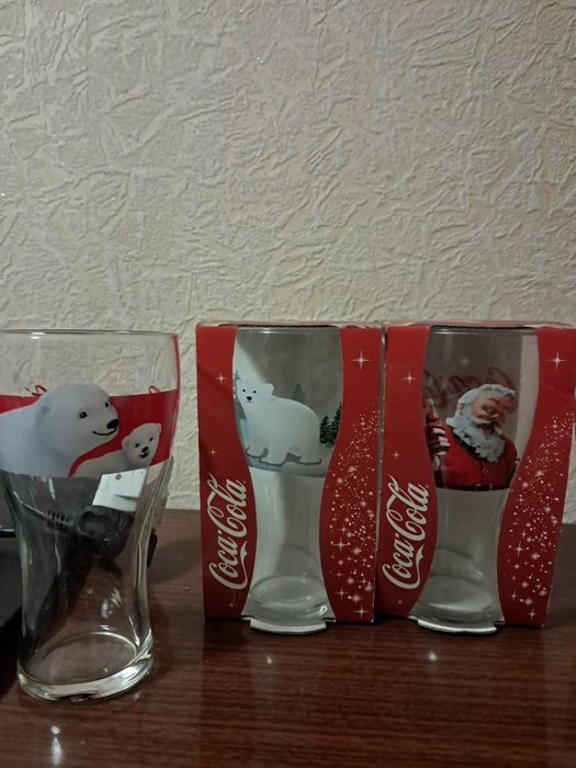 Стаканы с символикой кока кола