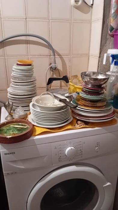 Loiças e  generos, loiças  tudo em bom estado