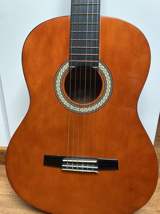 Guitarra Clássica em Bom Estado – Pronta a Tocar