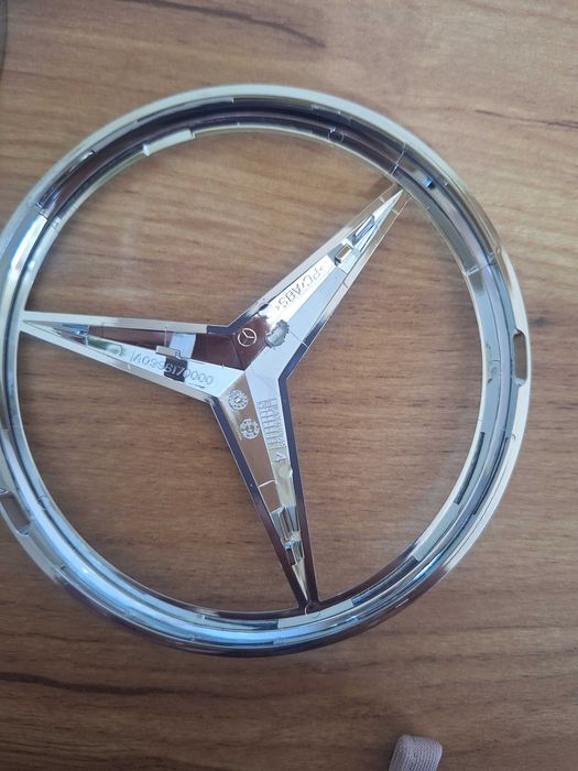 Chromowany emblemat Mercedesa