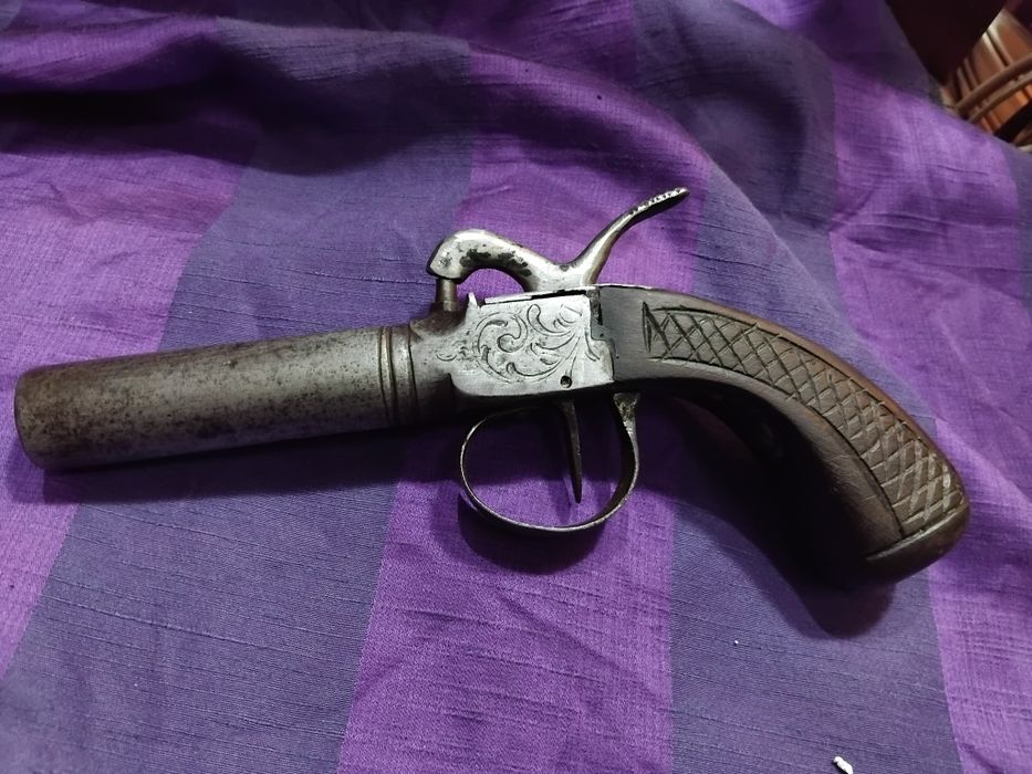Pistola antiga de carregar pela boca