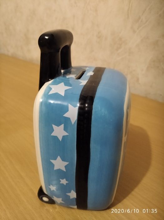 оригинальная копилка, в форме чемодана