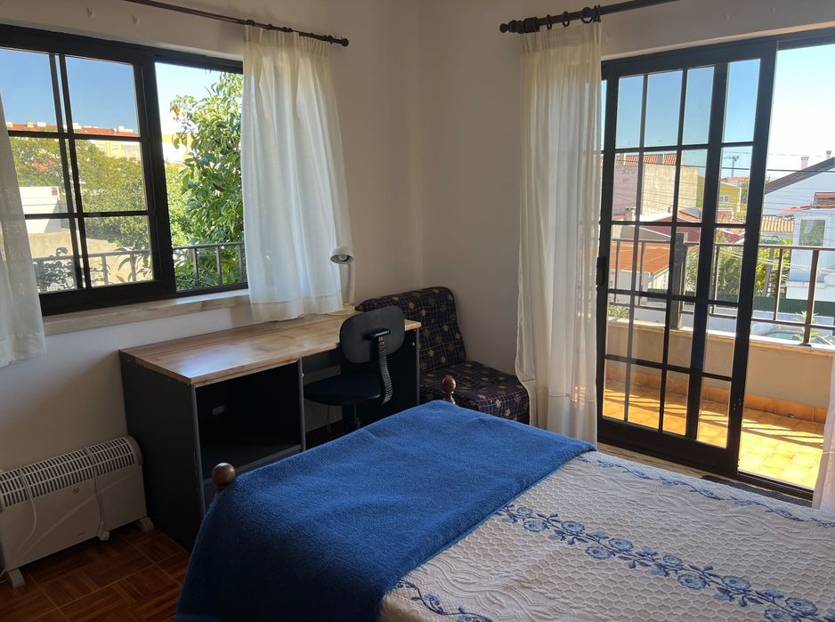 ALUGUER DE QUARTOS no Monte da Caparica junto à Egas Moniz