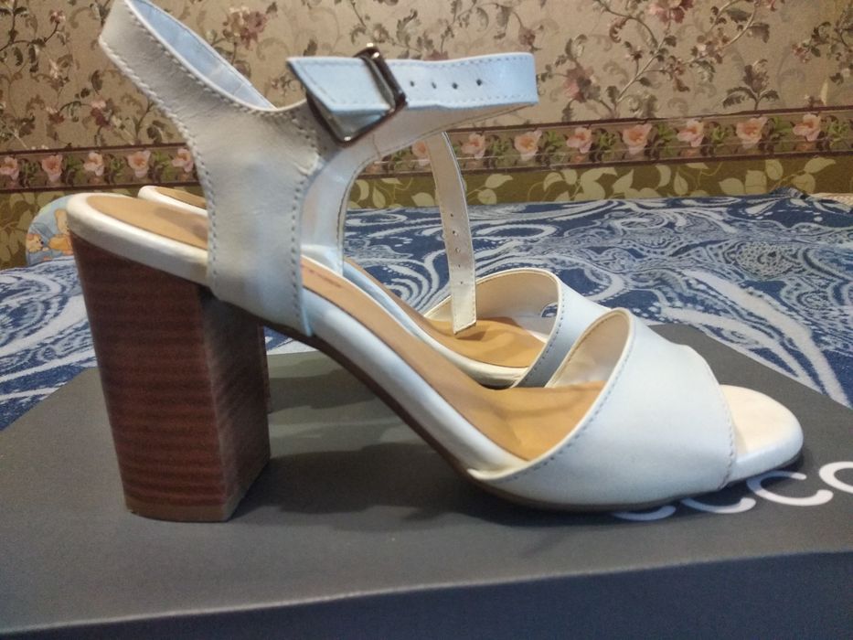 Босоножки кожаные