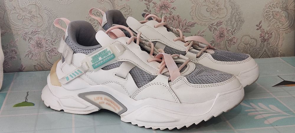 Кросівки 37-38 розміру