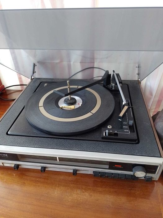 Gira discos com rádio antigo