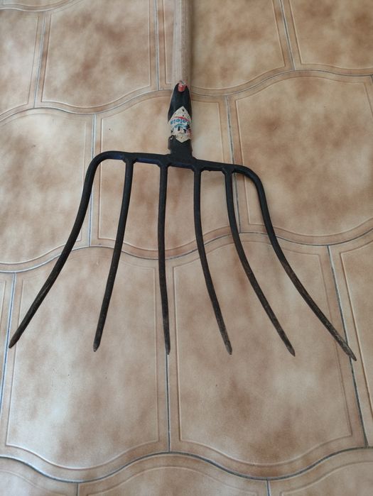 Forquilha nova de 6 dentes,cabo incluído no preço .
Cabo incluído no p