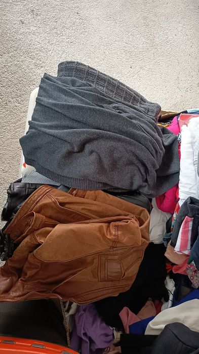 Roupa e calçado varias marcas.   528 peças