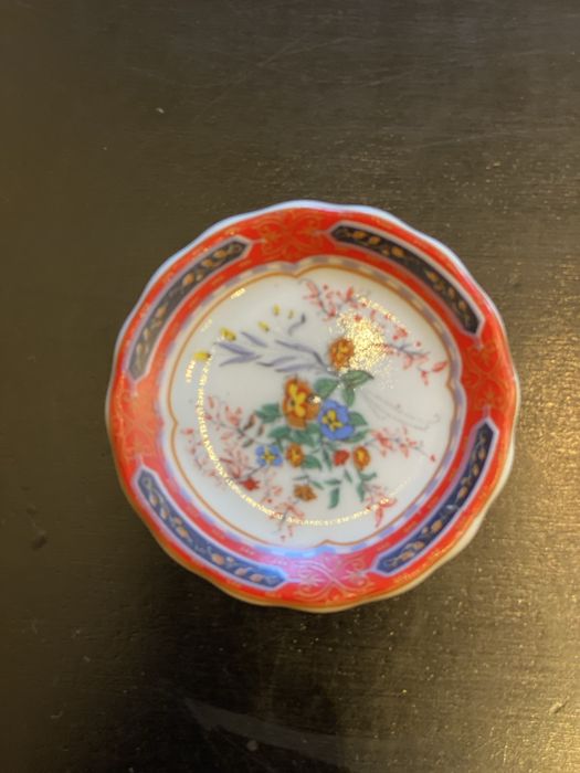 Conjunto de 6 pequenos pratos decorativos em porcelana