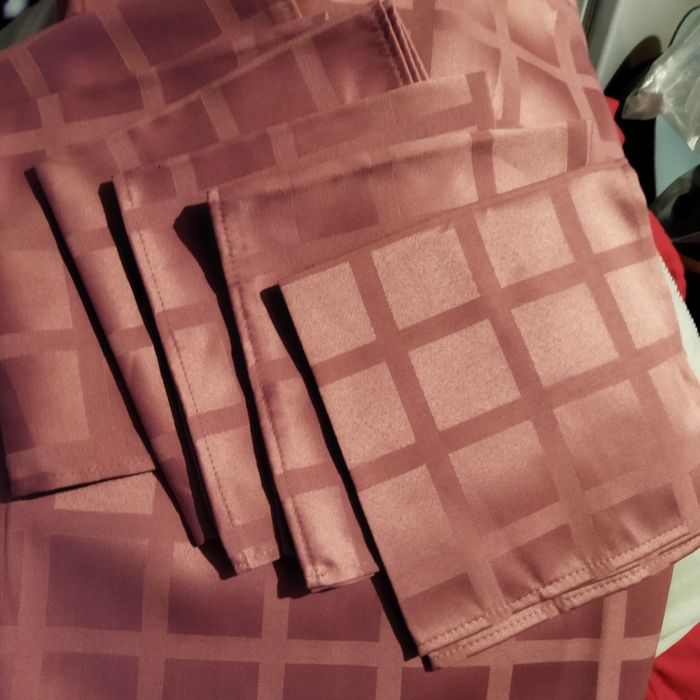 Продам скатертину та серветки