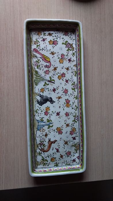 Pratos, alguns pintados à mão