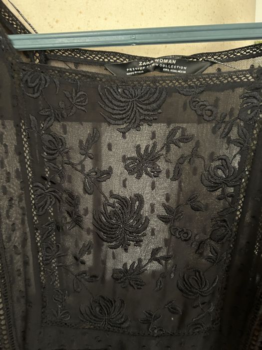 Camisa preta com rendas e bosdados da Zara