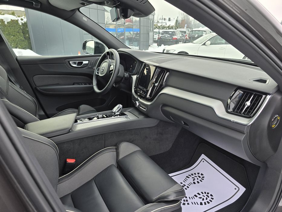 Volvo XC 60 B4 2024r AWD R-DESIGN DARK PLUS panorama asystent Z DE