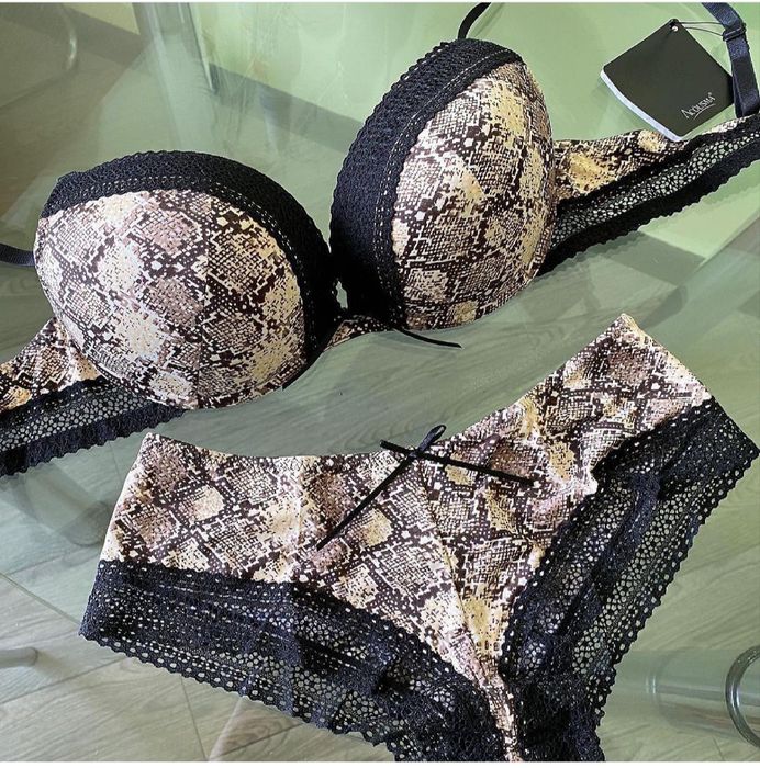 Ол әйелінің ұрысқанын көреді.