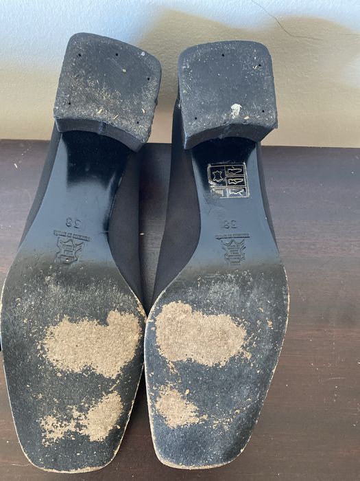 Sapatos pretos acetinados