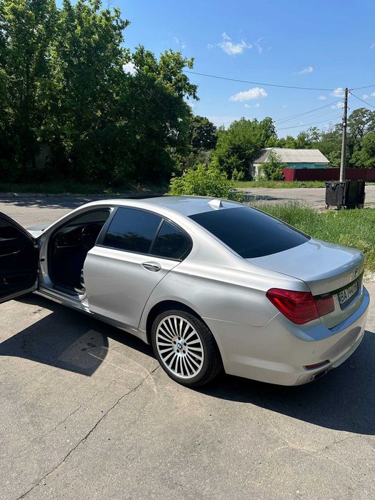 BMW 740i 2010 рік