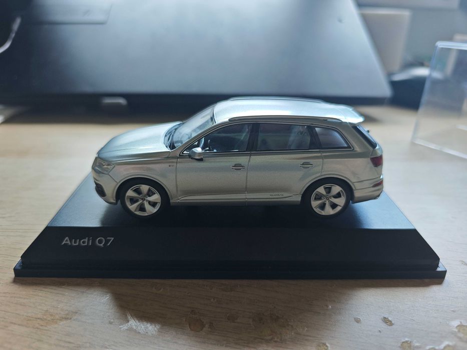 Miniatura Audi Q7