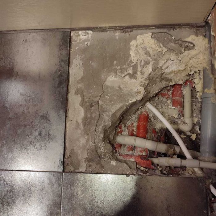 Пошук прихованих витоків води у стінах, підлозі та трубах.